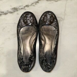 Tory Burch Black Flats with Polished Finish and Slip-On Design